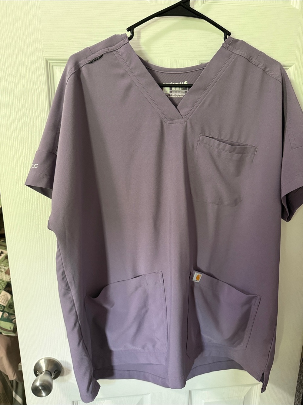 CARHARTT WOMEN'S CROSS-FLEX OVERSIZED V-NECK SCRUB TOP AND JOGGER SCRUB PANTS